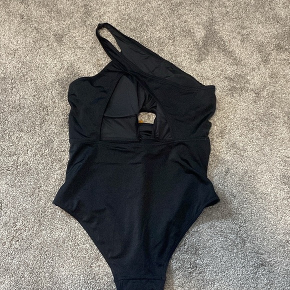 Fox & Royal One Piece Black Swimsuit One Shoulder Cutout Belt NWT - Picture 4 of 11